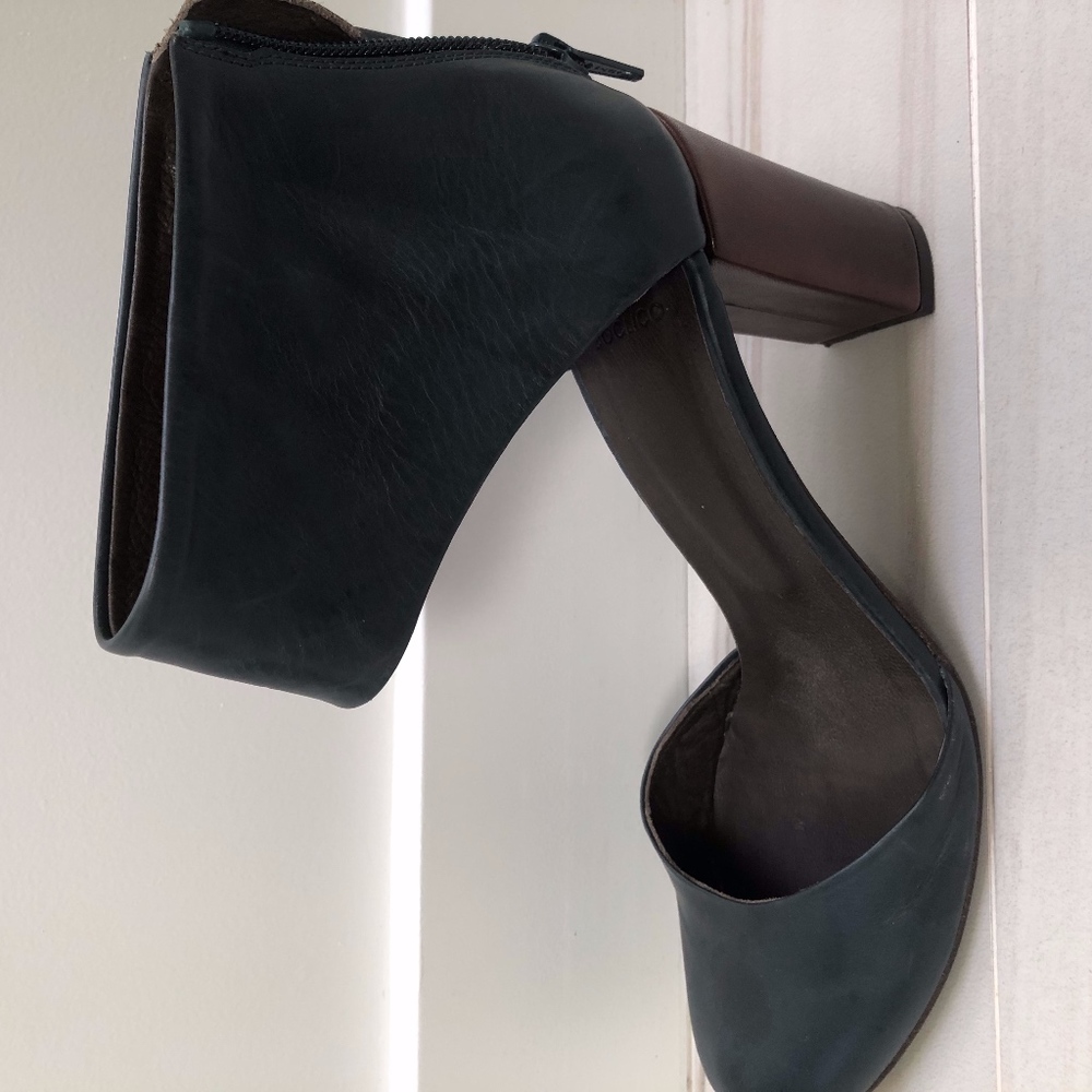 COCLICO Blanca Ankle Strap Pump Size 9 in Navy